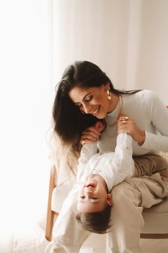 Mãe e filha pequena em momento de conexão